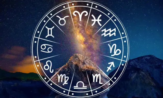Gwiazdy nad górą tworzą magiczny krąg zodiaku. To jak kosmiczny plan, który może zawierać wskazówki dla każdego, kto szuka swojej drogi. Lilith kosmogram w centrum symbolizuje tajemnicę i siłę.