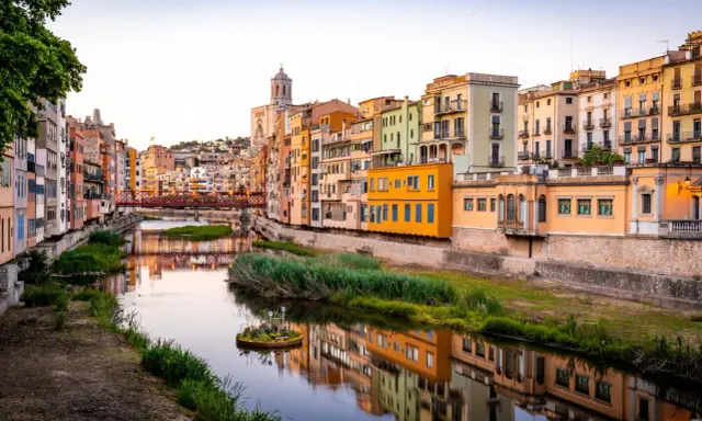 Kolorowe kamienice nad rzeką, idealna pogoda na Costa Brava w październiku.