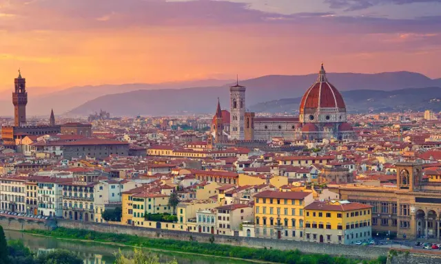 Firenze, centro storico cosa vedere: il Duomo, Palazzo Vecchio e Ponte Vecchio al tramonto.