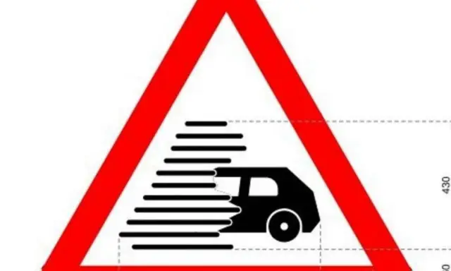 Señal de advertencia de tráfico con un coche negro en movimiento rápido, como si la regla me durara menos que antes.