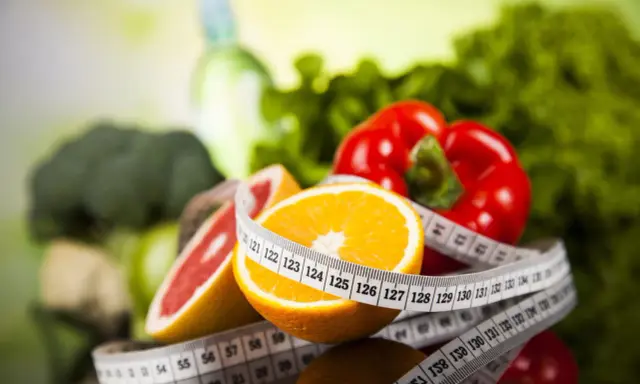 Fruits et légumes frais, ruban à mesurer. Le régime Scarsdale 14 jours menu est une promesse de fraîcheur et de vitalité.