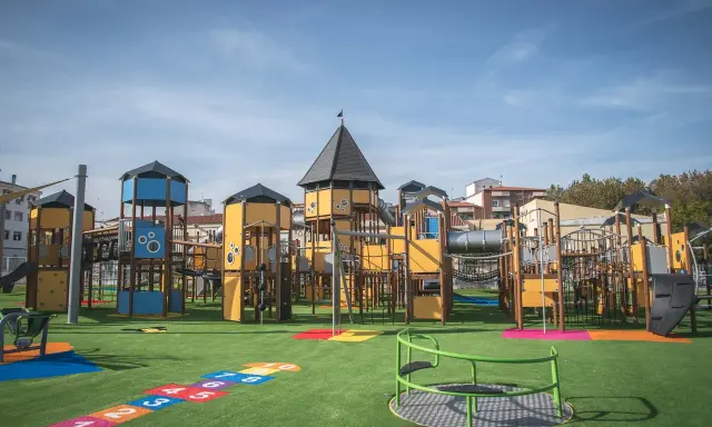 Parque infantil en Mérida con juegos coloridos y toboganes, listo para la diversión de los niños.
