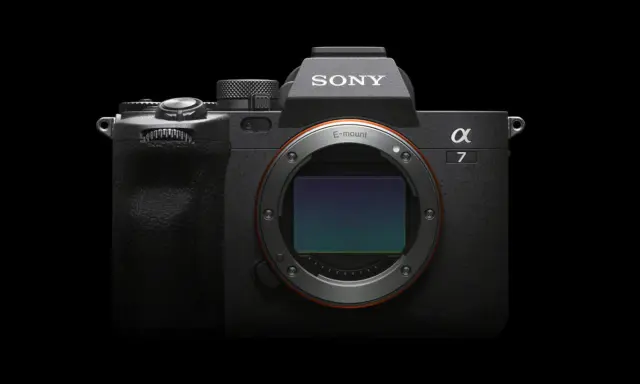 Cámara Sony Alpha 7 IV, con su sensor visible y el logo de E-mount. El peso de la Sony a7IV es ideal para largas jornadas de fotografía.