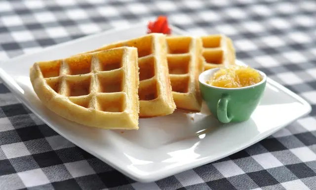 Domowe gofry z dżemem. Zastanawiasz się, ile kalorii ma gofr domowy?