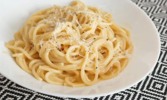 Pyszne spaghetti carbonara, idealne na szybki obiad. Ten przepis na carbonara jest prosty i szybki.