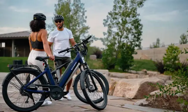 Para zwiedzająca park na nowoczesnych rowerach elektrycznych. To rower przyszłości, który ułatwia podróżowanie.