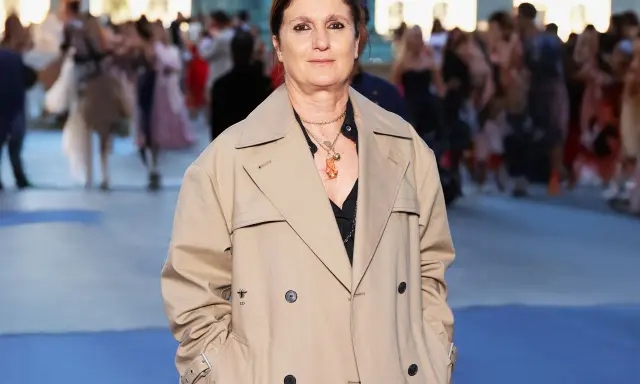 Maria Grazia Chiuri, directora creativa de Dior, posa con un elegante trench beige.