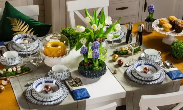 Stół wielkanocny inspiracje: białe tulipany, hiacynty, babka, babeczki, złote i miedziane jajka, porcelana z niebieskim wzorem.