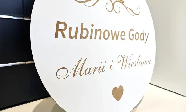 Okrągły topper na 40 rocznicę ślubu z napisem "Rubinowe Gody Marii i Wiesława" oraz serduszkiem.