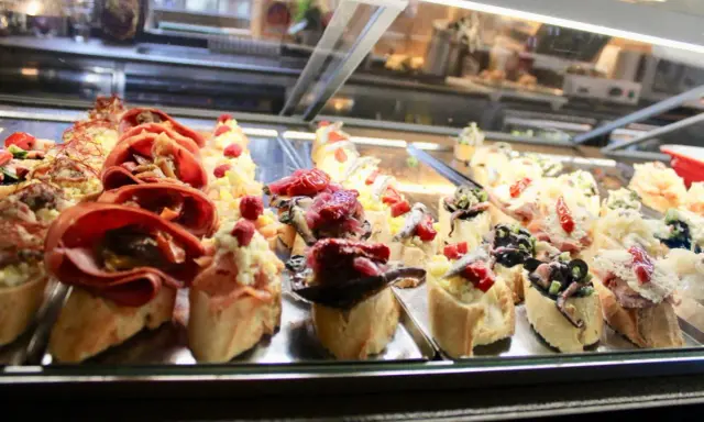 Délicieux cicchetti, tapas vénitiennes, alléchantes dans une vitrine réfrigérée.