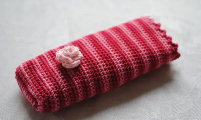 Virkat fodral i rosa nyanser med en liten virkad blomma. Kanske inspiration till vad jag ska virka härnäst?