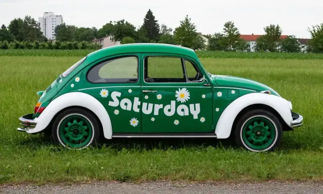 Zielony Garbus z napisem "Saturday" i stokrotkami. Czy za święto w sobotę należy się dzień wolny?