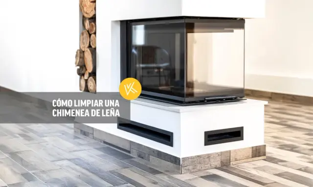 Chimenea moderna de leña con cristal, lista para aprender cómo limpiar una chimenea antigua y mantenerla impecable.