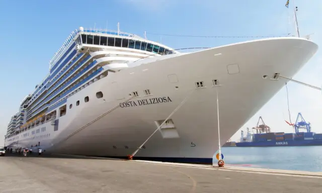 Imbarco crociera Costa Deliziosa: quanto tempo prima arrivare al porto? Passeggeri si preparano a salire a bordo.