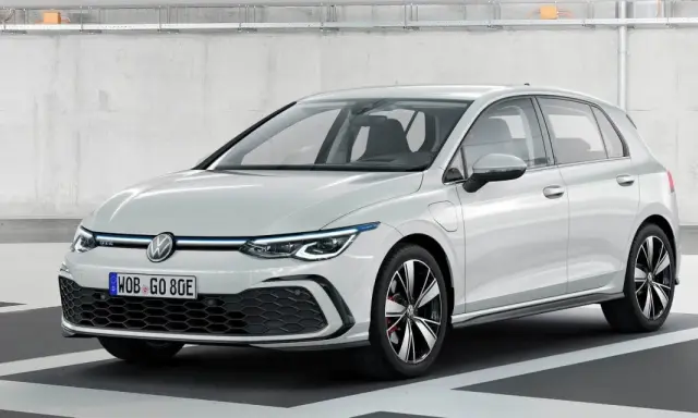 Golf 8 blanco, con detalles GTE y llantas deportivas. Sus medidas son ideales para la ciudad.
