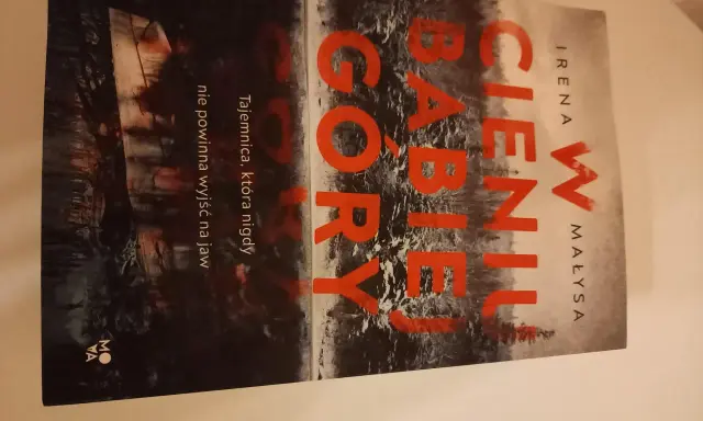 Okładka książki "W cieniu Babiej Góry" Ireny Małysy. Tajemnica, która nigdy nie powinna wyjść na jaw.