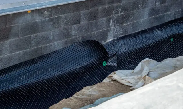 Schutzschicht für die dachterrasse abdichten. Noppenbahn schützt die Wand vor Feuchtigkeit.