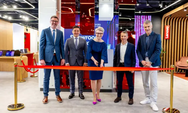 Otwarcie salonu Motorola, firmy należącej do Lenovo. Uroczyste przecięcie wstęgi przez zespół.