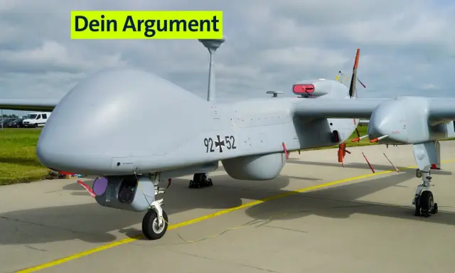 Ein graues UAS, eine Drohne, steht auf dem Flugfeld. Die Aufschrift "Dein Argument" ist über dem Flugzeug angebracht.