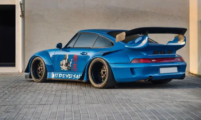 Blauer RWB Porsche mit japanischen Motiven und Schriftzug "HIDEyoshi". Ein echter Hingucker in der rauh welt.