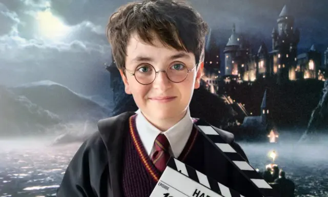 Chłopiec w okularach i szacie Hogwartu trzyma klaps filmowy. Tło to zamek i krajobraz z uniwersum Harry'ego Pottera.