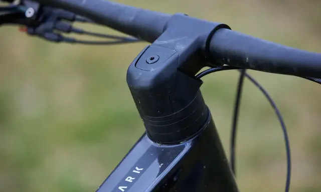 Czarne kierownica i mostek roweru Scott Spark 940. Widoczny fragment ramy z napisem "SPARK".