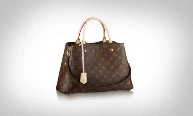 Brązowa torebka Louis Vuitton z monogramem, uchwytami i paskiem na ramię.