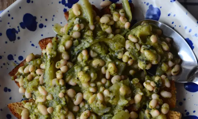 Marenna salentina: fagiolini e cicorie su pane abbrustolito, un piatto tipico pugliese.