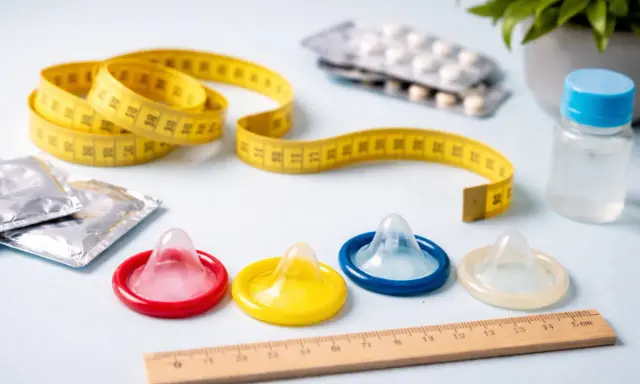 Misura la tua sicurezza: preservativi colorati e un metro. La taglia XXL è disponibile per tutti.