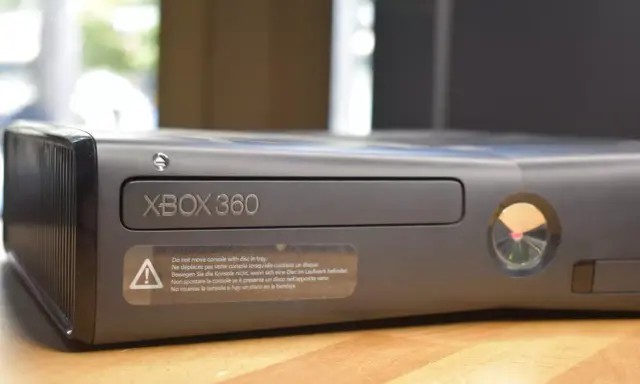 Xbox 360: Jak podłączyć pada? Rozwiąż problemy i graj od razu!