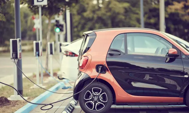 Coches eléctricos cargando en estaciones públicas. ¡Una forma genial de cargar coche eléctrico gratis!