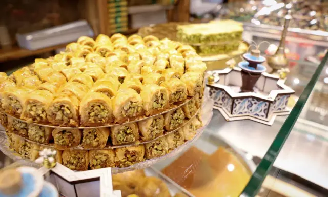 Ein Turm aus leckerer Baklava mit Pistazien, perfekt, um zum Zuckerfest zu gratulieren.