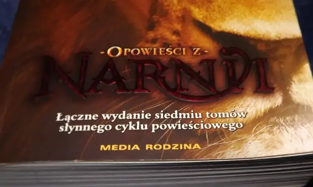 Okładka książki "Opowieści z Narnii", wydanie zbiorcze siedmiu tomów słynnego cyklu.