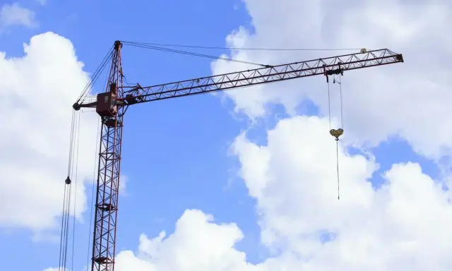Żuraw a dźwig: Czy wiesz, czym się różnią? Sprawdź teraz!