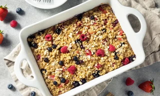 Herzhaftes Beeren-Haferflocken-Gericht im Ofen, perfekt für gesunde Haferflocken Rezepte zum Abnehmen.