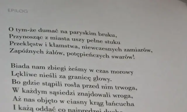 Fragment "Pana Tadeusza" z epilogu. Wiersz opisuje gorzkie refleksje o losie narodu, pełne cytaty o klęskach i żalach.