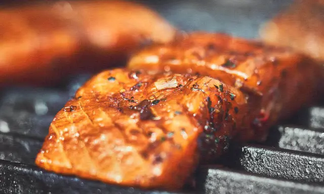 Saftige Lachsfilets mit Kräutern und Gewürzen werden auf dem Grill zubereitet. Der Lachs grillen ist ein Genuss!