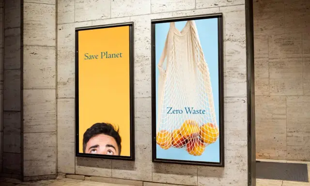 Dos carteles publicitarios con altas resoluciones de imágenes. Uno muestra un ojo mirando hacia arriba sobre fondo amarillo con "Save Planet". El otro, una bolsa de red con melocotones y "Zero Waste".