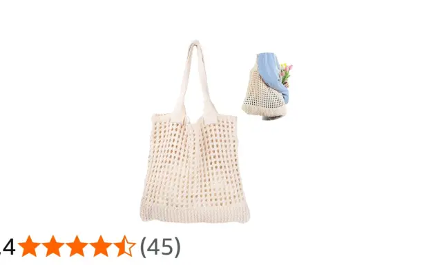Bolso calado crochet color crema, ideal para la playa o compras. En la imagen secundaria, una persona lo lleva con flores.
