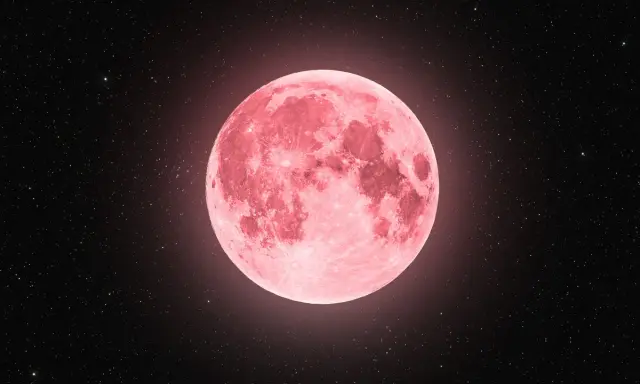 Różowy księżyc w strzelcu, otoczony milionami gwiazd, niczym kosmiczny łucznik celujący w nocne niebo.