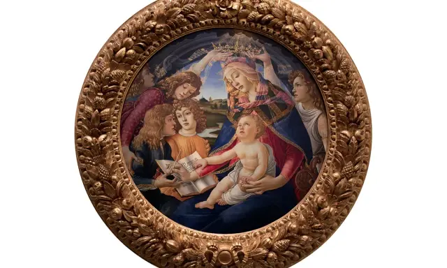 La Madone du Magnificat, entourée d'anges, est couronnée par deux d'entre eux. L'Enfant Jésus, sur les genoux de sa mère, touche un livre.