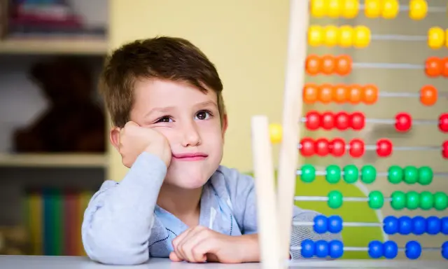 Un niño con TDAH puede llevar una vida normal, aprendiendo y jugando con su ábaco de colores.