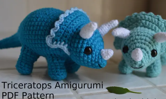 Dos adorables triceratops amigurumi, uno azul y otro verde menta, listos para tejer con este patrón gratis.