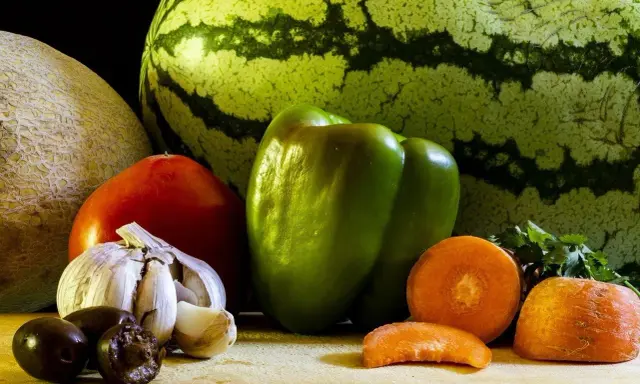 Arbuz, melon, pomidor, czosnek, oliwki, marchewki i zielona papryka. Czy papryka to owoc? To pytanie, które często zadajemy, patrząc na te warzywa i owoce.