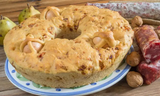 Torta pasqualina con uova e salumi, un classico dei piatti pasquali.