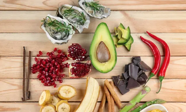 Owoce morza, awokado, czekolada, chili, granat, banan, wanilia, cynamon i szparagi – składniki, które tworzą afrodyzjaki jedzenie.