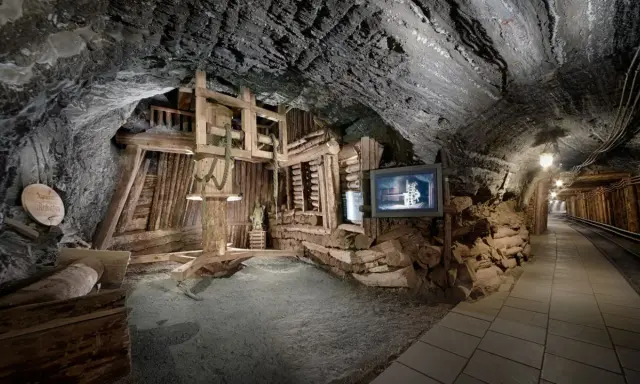 W kopalni soli w Bochni, na trasie turystycznej, zobaczysz historyczne urządzenia i drewniane konstrukcje.