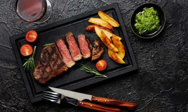 Picaña jugosa, patatas rústicas y salsa verde. Un festín que te transporta a Brasil, de donde es la picaña.