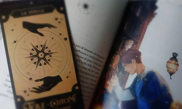 Segnalibro con "La Stella" e illustrazione di una coppia, tra pagine di libri romance fantasy.