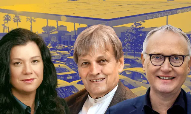 Drei Personen vor einer Solaranlage, die auf einem Parkplatz mit Autos installiert ist. Ein Symbol für die Zukunft der **Energie USA**.